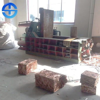 να συσκευάσει απορρίματος μεγέθους δεμάτων 300*300mm κυβοειδής μηχανή προς τα εμπρός έξω